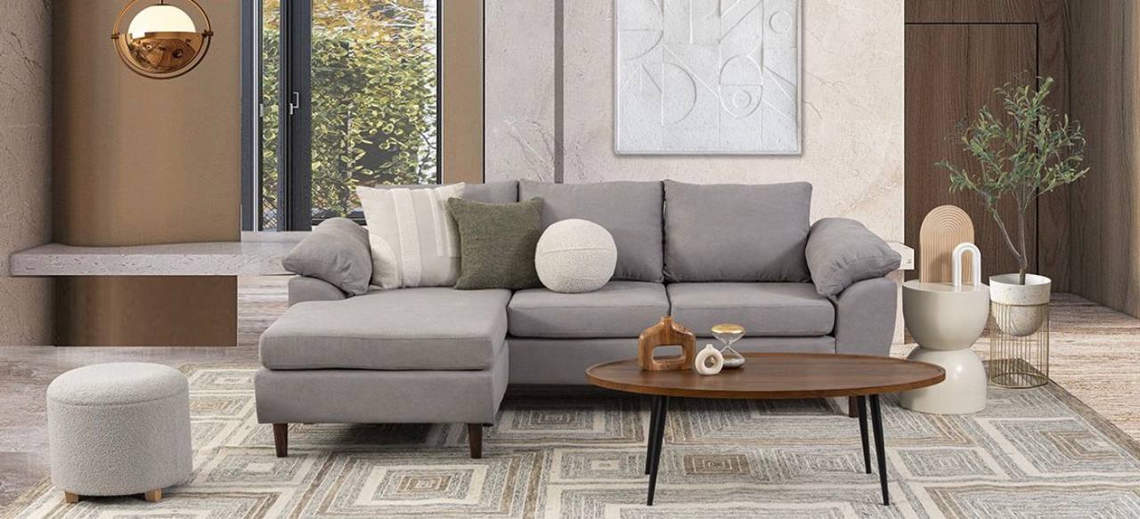 Living moderno con sectional gris y mesa ratona de madera