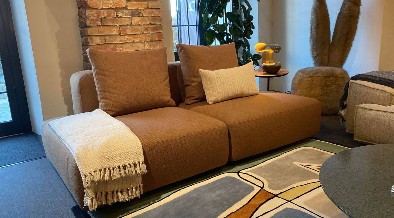 Living cálido con sillón Mónaco en terracota